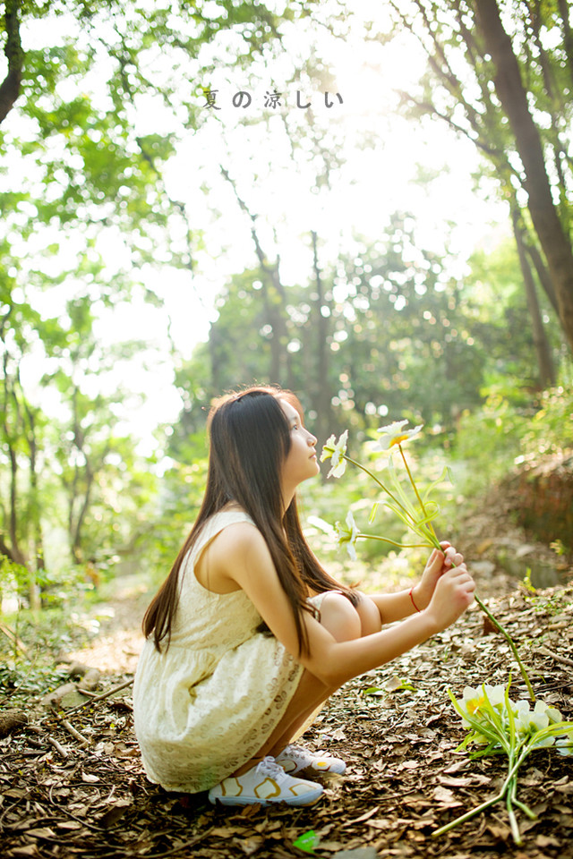 森林里面出现的碎花裙美少女