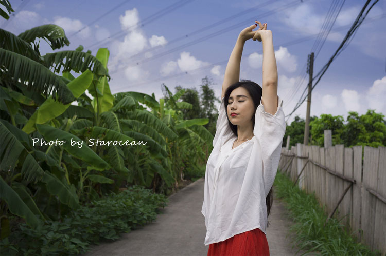 树下的清纯女神唯美写真